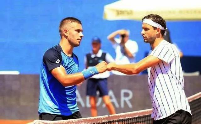 两位年轻前 两位年轻前